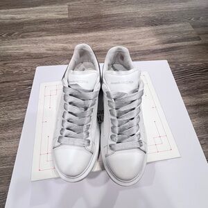 Alexander McQueen Sneaker in Silver Pattern Tail  Size 9